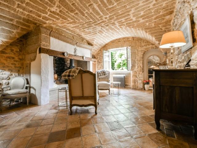 Demeure historique du XVe de 195 m², à 12.5 km d'Uzès