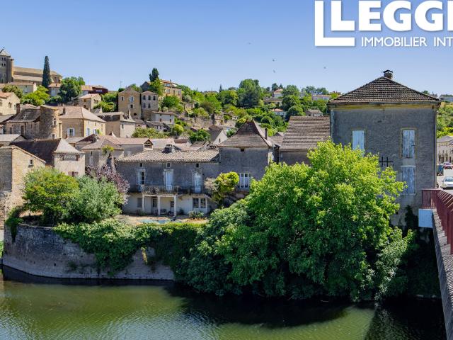 Demeure Historique en Bord de Rivière avec Maison d'Amis et Piscine au Cœur d'une Bastide Médiévale
