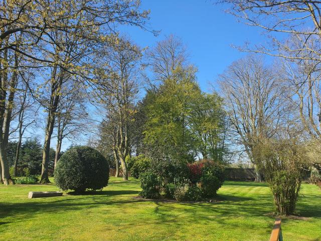 Demeure Le chateau Blanc, avec Maison de gardien et Parc de verdure