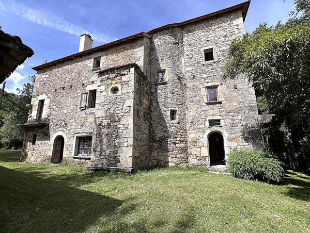 Demeure 17 ième à réhabiliter 200m² Larroque Toirac