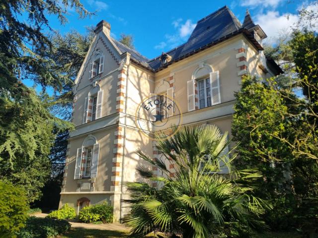 Demeure 19ème avec dépendance et son parc au coeur de Mûrs E