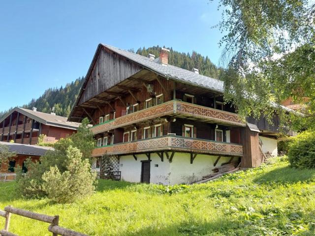 Demi ferme à rénover emplacement premium sur le lac de Vonnes CHÂTEL