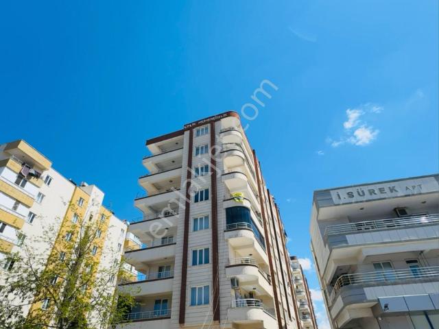 Demir Emlak’tan Kiralık 4+1 Ara Kat Karşıyakada Daire