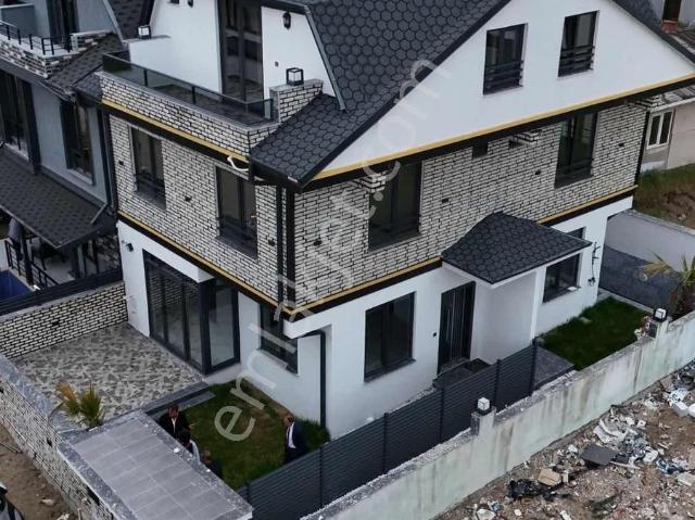 Demir Emlak'tan Satılık Geniş Bahçeli Villa