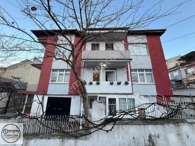 Demirland'dan Satılık Evliyaçelbi'de 3 Katlı Bakımlı Müstakil Ev
