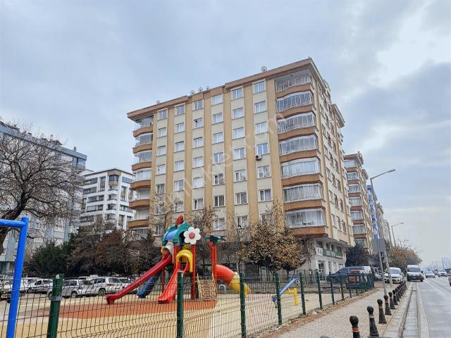Demiryolu Caddesi Üzeri, Merkezi Konumda Geniş 3+1 Daire!