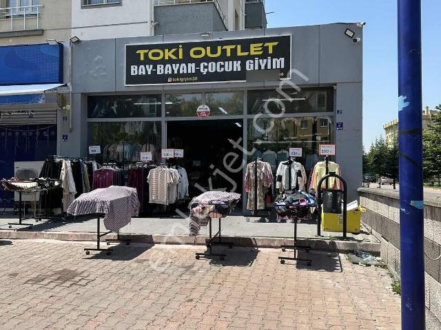 Demokrasi Mahallesi Yol Cepheli Geniş Dükkan