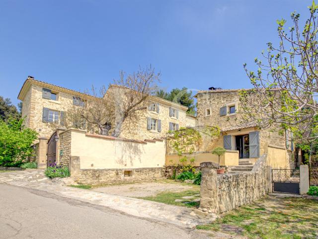 Dentelles de Montmirail Hameau du 19ème siècle proposant 6. 450m² Sarrians