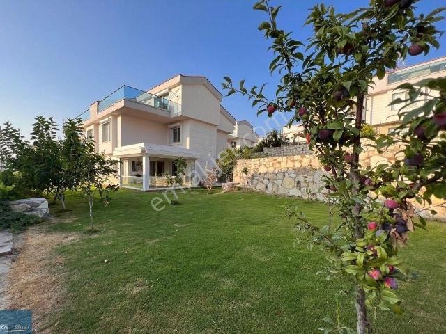Deniz Manzaralı 5+1 Köşe Konum Villa