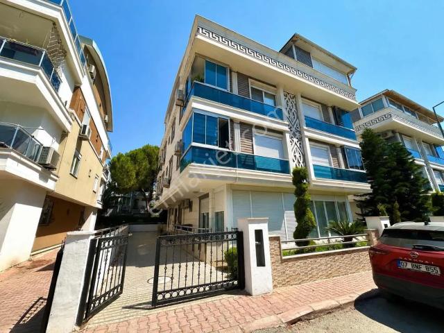 Deniz Bandında Havuzlu Sitede 1+1 Satılık Daire