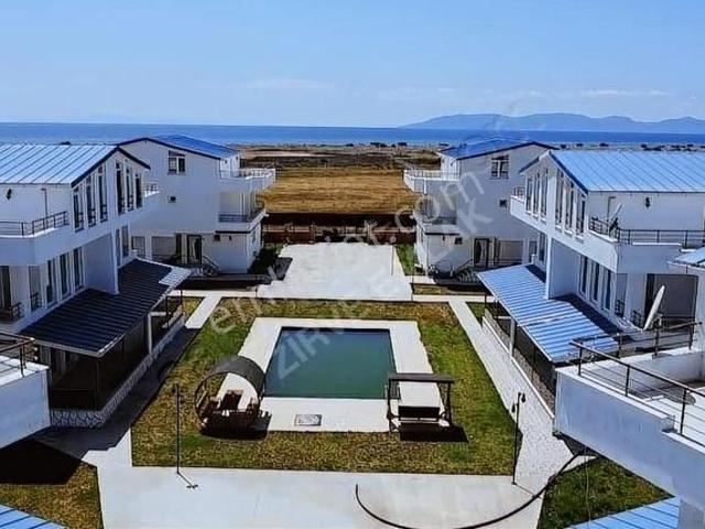 Deniz Manzaralı 5+1 Havuzlu Tripleks Villa