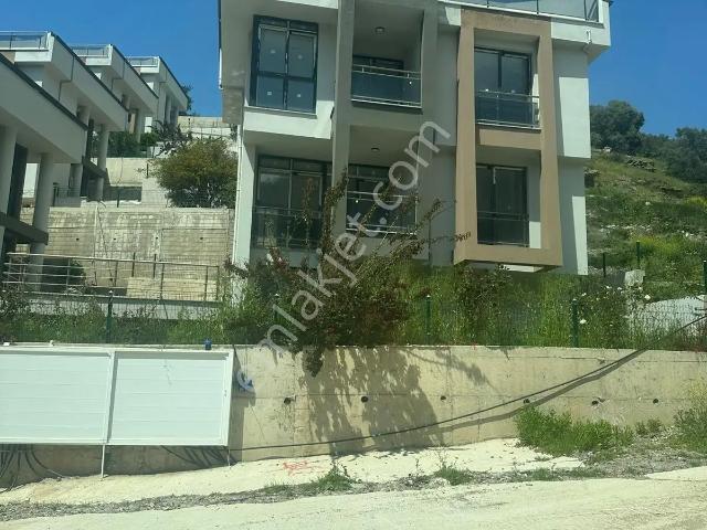 Deniz Manzaralı Tripleks Özel Havuzlu Villa