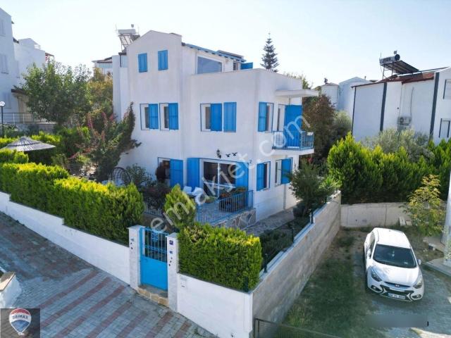 Deniz Manzaralı Bahçeli Doğalgazlı 3+1 Satılık Müstakil Villa