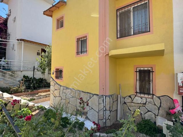 Deniz Manzaralı/ Bahçeli Site İçerisinde Havuzlu Villa