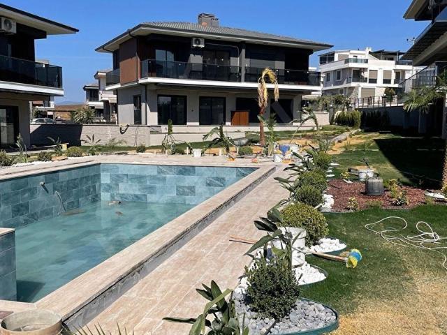 Deniz manzaralı site içinde müstakil tadında satılık villalar