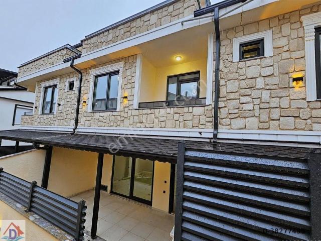 Deniz'den 4+1 Yerden Isıtmalı, Merkezi Konumda Villa