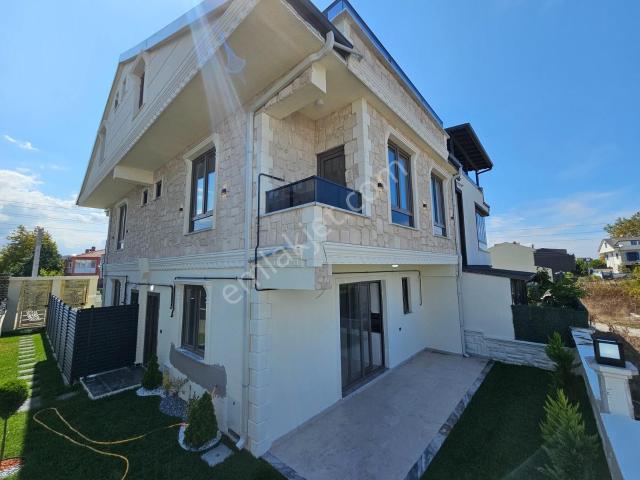 Deniz'den 4+1 Bahçeli, Denize Yürüme Mesafesinde Villa