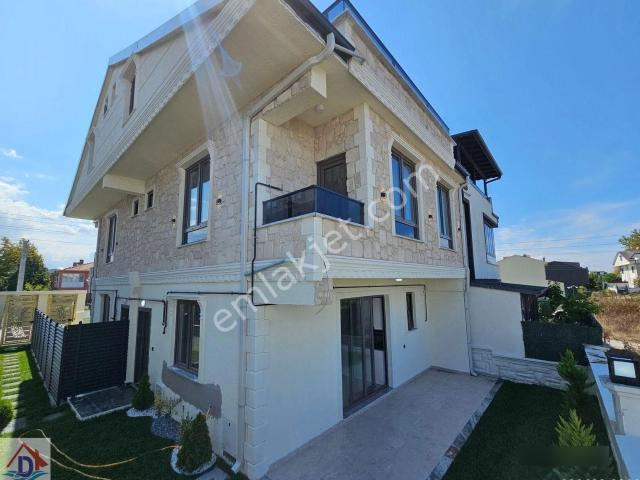 Deniz'den 4+1 Bahçeli, Denize Yürüme Mesafesinde Villa