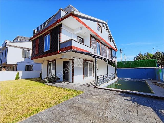 Deniz'den 4+1 Merkezi Konumda, Havuzlu, Geniş Bahçeli Villa
