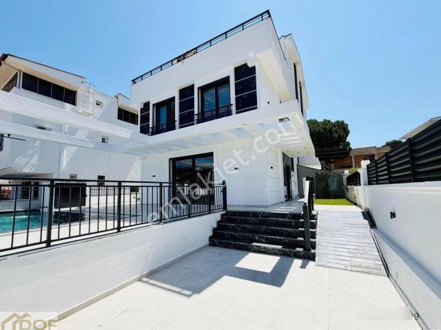 Denize 200 Metre Mesafede Ultra Lüx 3+1 Müstakil Havuzlu Villa