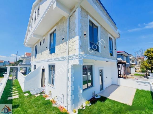 Deniz'e 50 Mt Mesafede 3+1, Geniş Bahçeli Satılık Villa