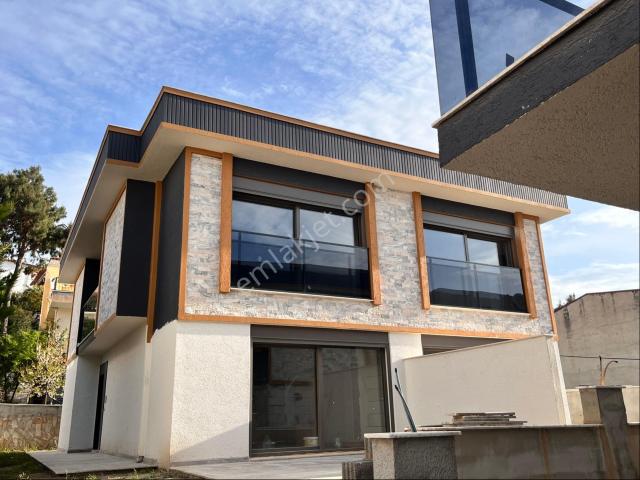 Denize 700 Metre Mesafe'de 5 Oda 1 Salon Sıfır Satılık Villa