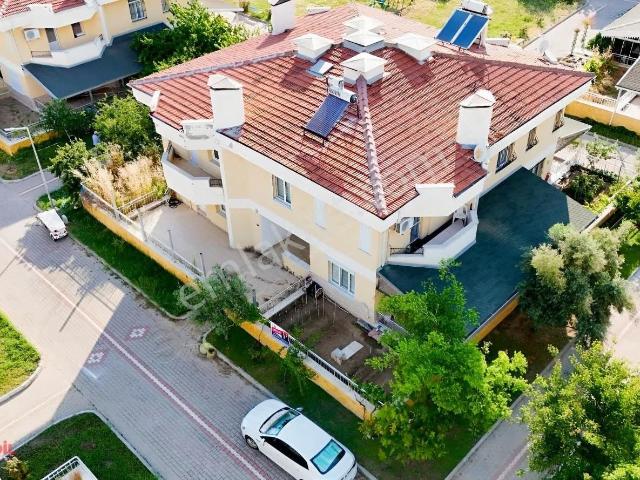 Denize Sıfır Site İçinde Özel Plajlı 4+1 Full Tadilatlı Villa