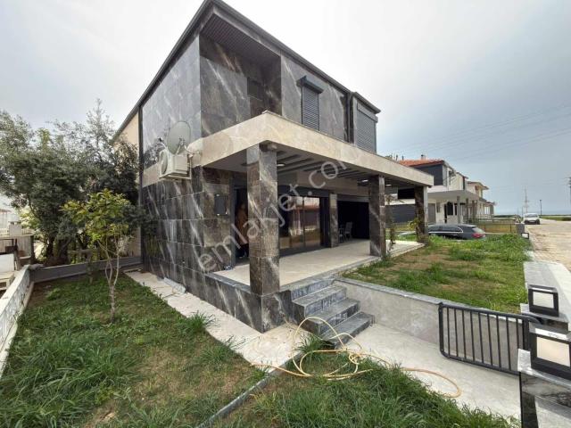 Denize Sıfır Sitede Tamamen Yenilenmiş Günlük Lüks Kiralık Villa