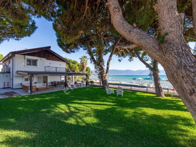 Denize Sadece 10 Adım!dalga Sesleriye Uyanacağınız Villa Satılık
