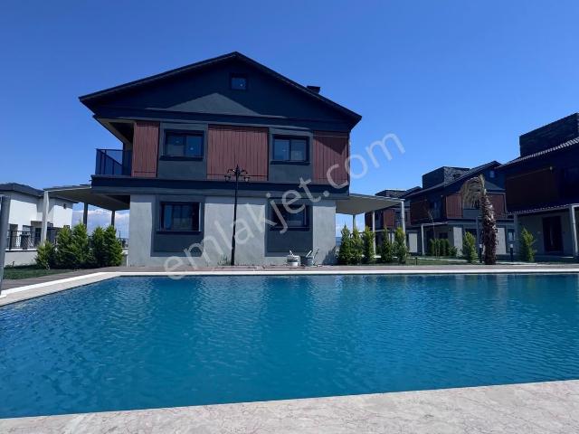 Denize Yakın, Havuzlu Sıfır Site İçinde Muhteşem Müstakil Villa
