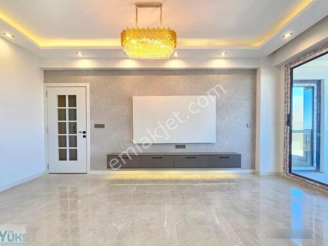 Denizli 1200 Evler Mahallesinde E.banyolu 3+1 Cadde Üstünde Geniş Önü Açık Daire