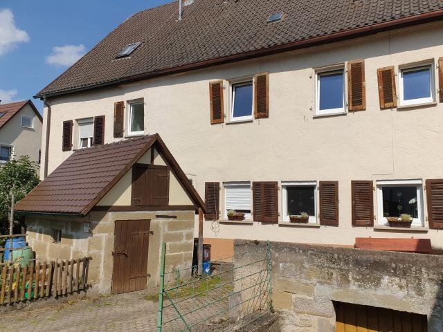 Denkmalgeschützte, großzügige, schöne 4 Zimmer Wohnung in Michelfeld Gnadental Sanierungsbedürftig