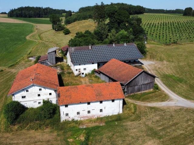 denkmalgeschützte Hofstelle mit Stall, mehreren Wirtschaftsgebäuden, arrondierte Grundstücksfläche