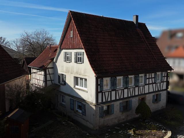 DENKMALGESCHÜTZTES EINFAMILIENHAUS MIT SCHEUNE IN ELTERSHOFEN