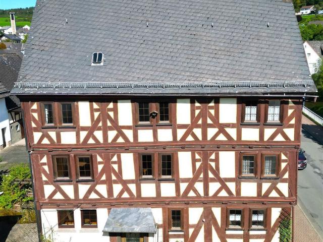 Denkmalgeschütztes Fachwerkhaus mit Scheune in Mittenaar – großzügiges Anwesen mit Geschichte