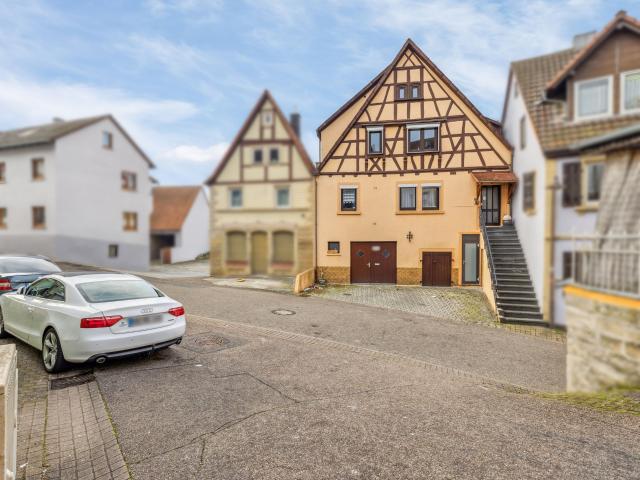 Denkmalgeschütztes Mehrgenerationenhaus mit Garage in zentraler Lage von Sinsheim Hilsbach