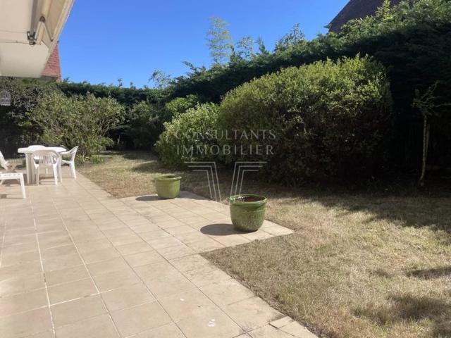 DEAUVILLE. APPARTEMENT AVEC JARDIN PRIVATIF