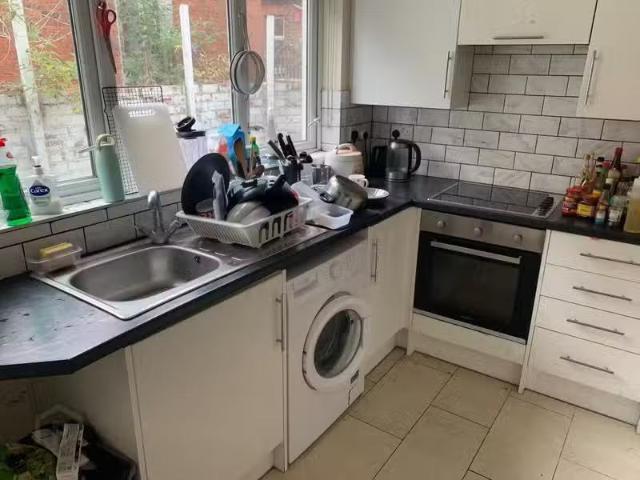 Charming Elaine Street, Room 4