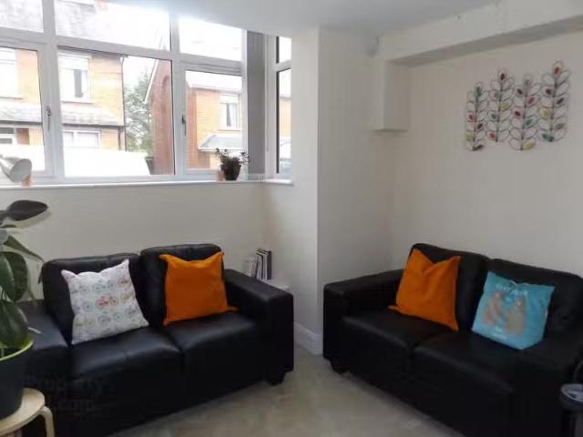 Charming Flat 2, 75/77 Sandhurst Drive