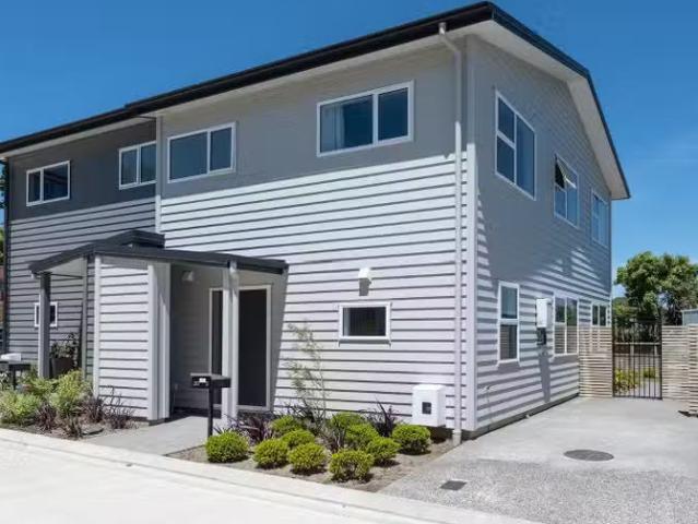 Deal! 3 BR Modern & Sunny Townhouse – First National Real Estate