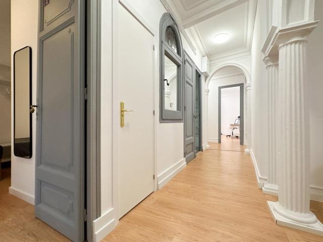 Decent single bedroom next to Urquinaona metro station