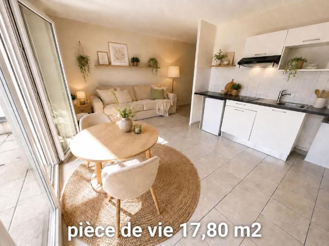 DECINES CHARPIEU Studio en rez de chaussée avec terrasse et parking abrité sécurisé