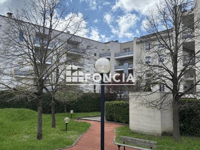 DECINES proche Mairie, T2 dernier étage avec balcon et garage inclus