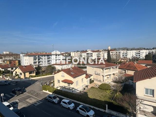 DECINES proche Mairie, T3 dernier étage avec balcon. Parfait état