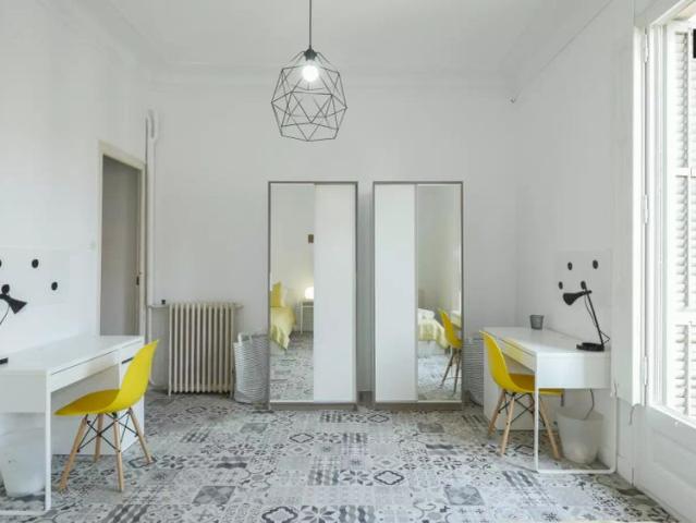 Decorated shared room with couples allowed in shared apartment, Gràcia