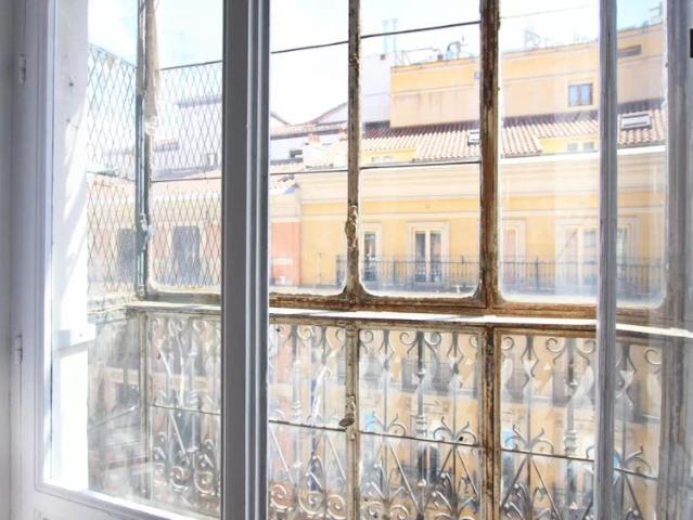 Decorated room with balcony in shared apartment, Puerta del Sol