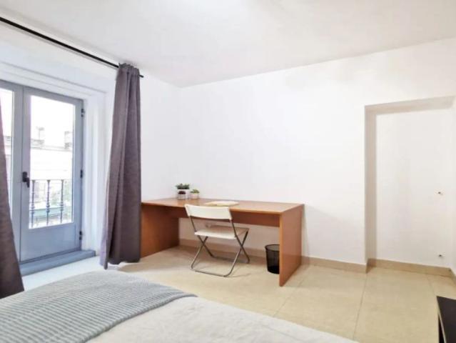 Decorated room with heating in 11 bedroom apartment, Sol