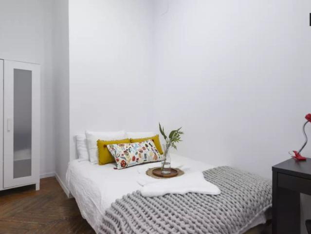 Decorated room with heating in 11 bedroom apartment, Puerta del Sol