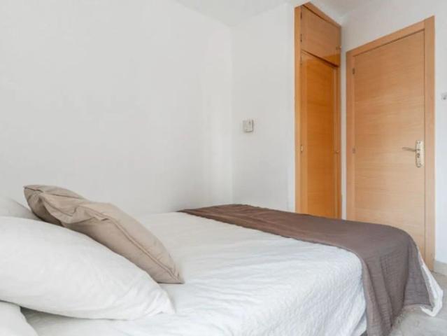 Decorated room with independent key in 11 bedroom apartment, Sol