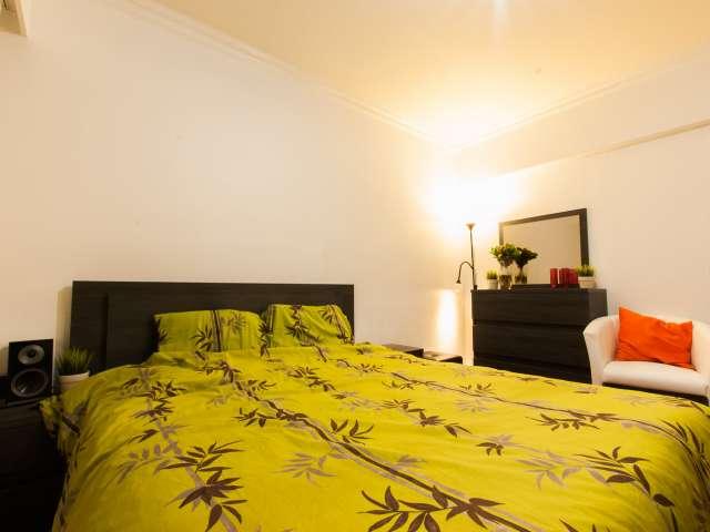 Decorated room in 4 bedroom apartment in Jette, Brussels